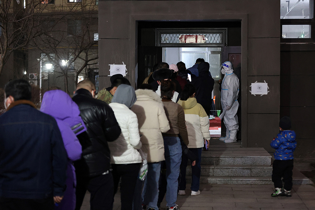 Einwohner der nordostchinesischen Metropole Changchun warten vor einem Testzentrum (Bild: STR/AFP)