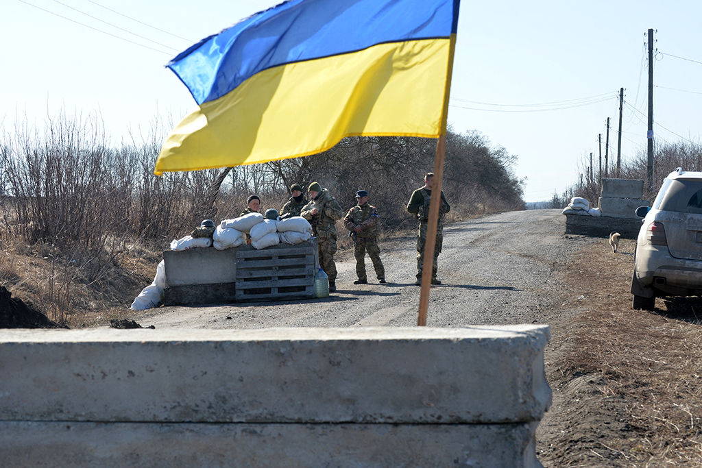 Ukrainische Soldaten halten die Stellung an einem Checkpoint nahe Charkiw