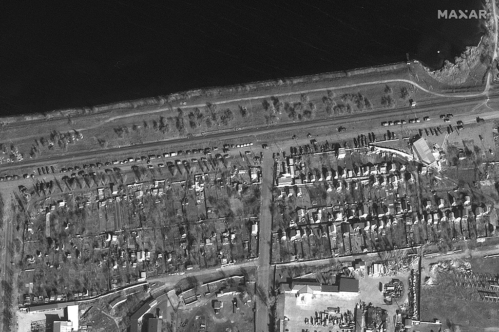 Das Satellitenbild vom 26. Februar zeigt russische Truppen, die sich der Stadt Nova Kakhovka in der südukrainischen Verwaltungseinheit Cherson nähern (Bild: AFP Photo/Satellite image ©2022 Maxar Technologies)