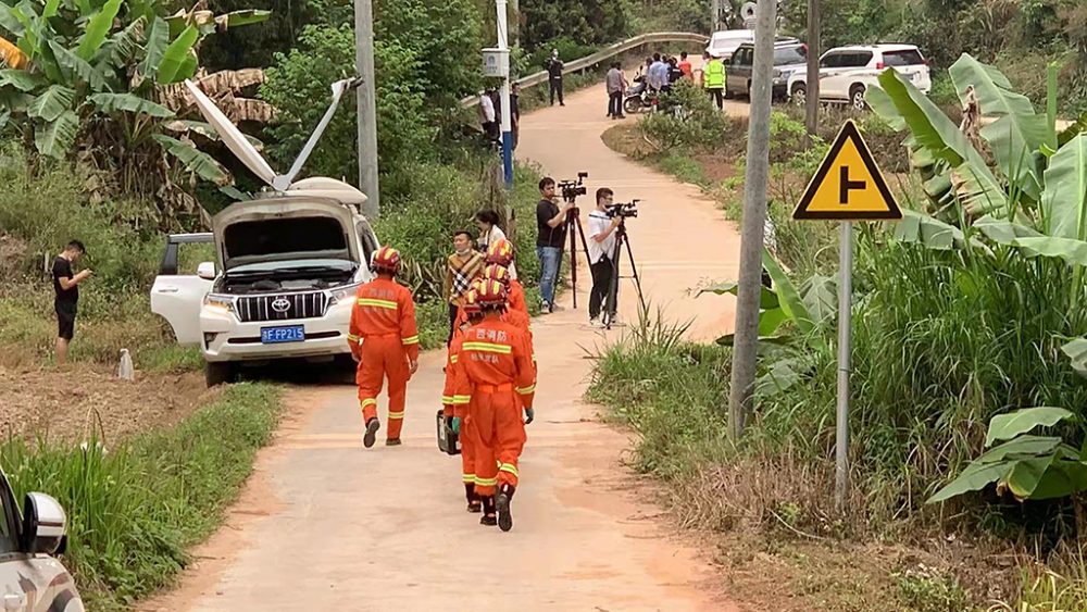 Rettungskräfte nahe der Absturzstelle in der Provinz Guangxi (Bild: STR/AFP)