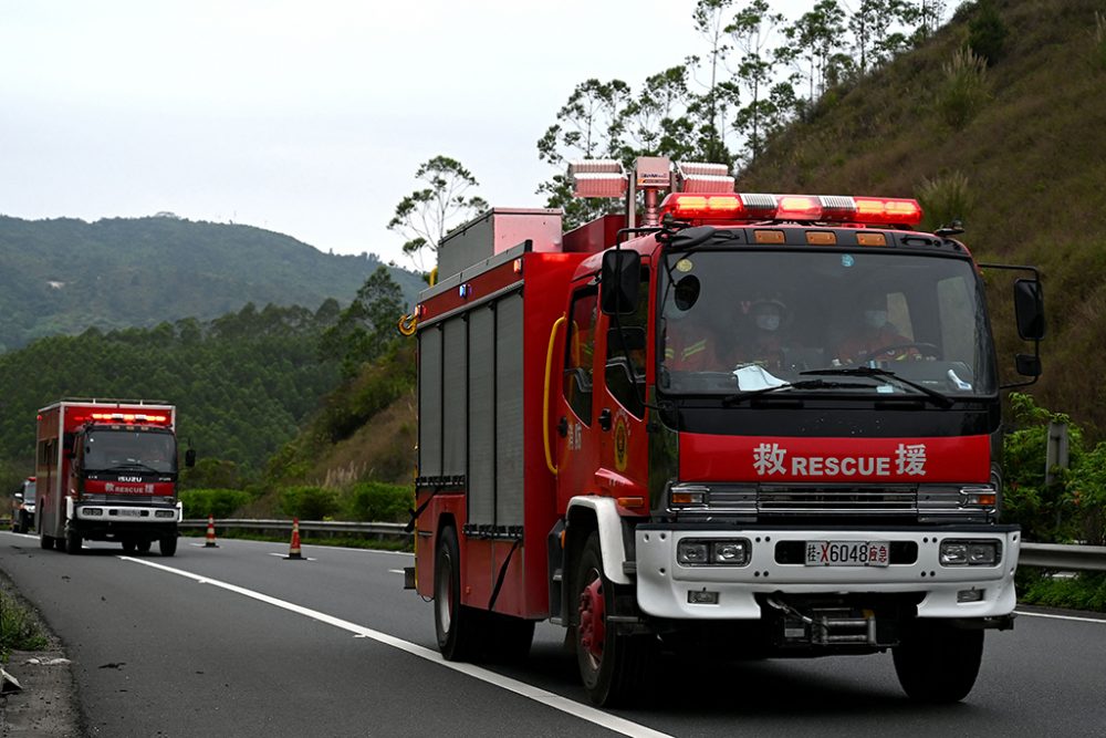 Feuerwehrwagen nahe der Absturzstelle (Bild: Noel Celis/AFP)