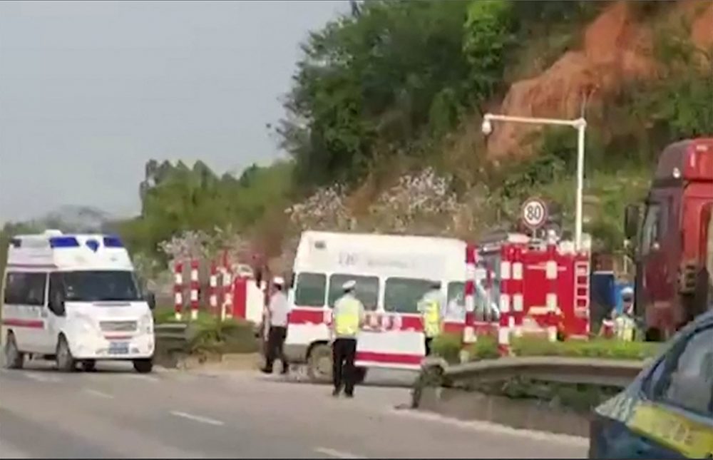 Polizei und Rettungswagen am Unglücksort der China-Eastern-Maschine in der Provinz Guangxi (Bild: by various sources/AFP)