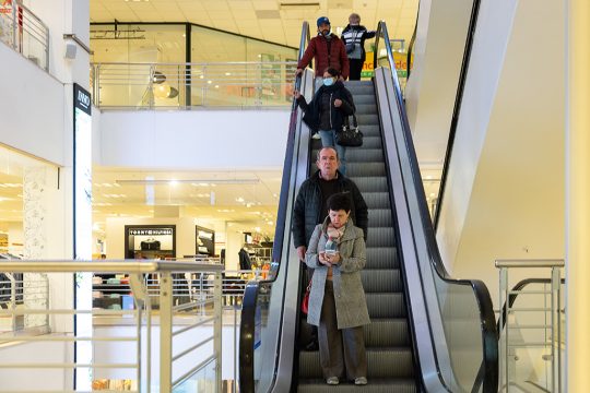 Ungewohntes Bild: Kunden ohne Maske im Geschäft - wobei vereinzelte Kunden ihre Maske nach wie vor aufsetzen (Bild: James Arthur Gekiere/Belga)