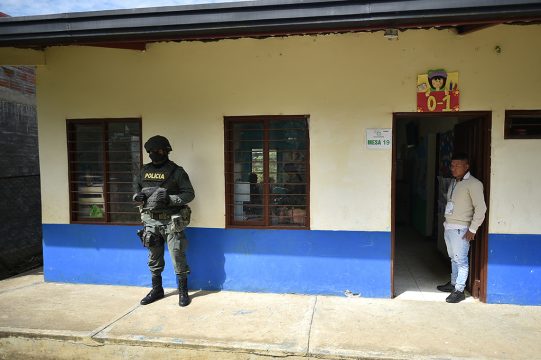 Polizeibeamter vor einem Wahllokal in Toribio, Kolumbien (Bild: Luis Robayo/AFP)
