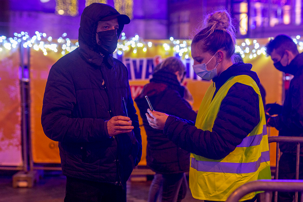 Covid-Safe-Ticket und Maskenpflicht - werden die Maßnahmen gelockert? (Bild: Hatim Kaghat/Belga)