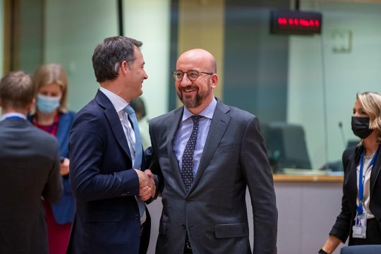 Premierminister Alexander De Croo und EU-Ratspräsident Charles Michel beim EU-Gipfel am 25. März 2022