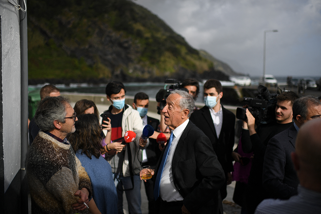 Portugals Präsident Marcelo Rebelo de Sousa bei seiner Ankunft auf São Jorge im Gespräch mit Einwohnern (Bild: Patricia De Melo Moreira/AFP)