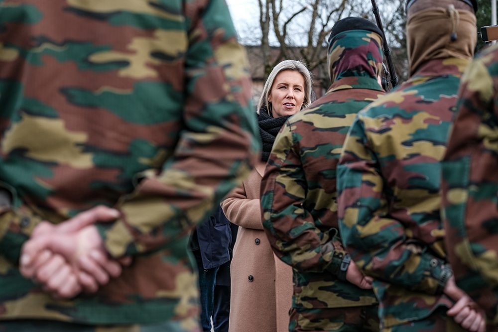 Verteidigungsministerin Dedonder am Dienstag in Marche-en-Famenne (Bild: Bruno Fahy/Belga)