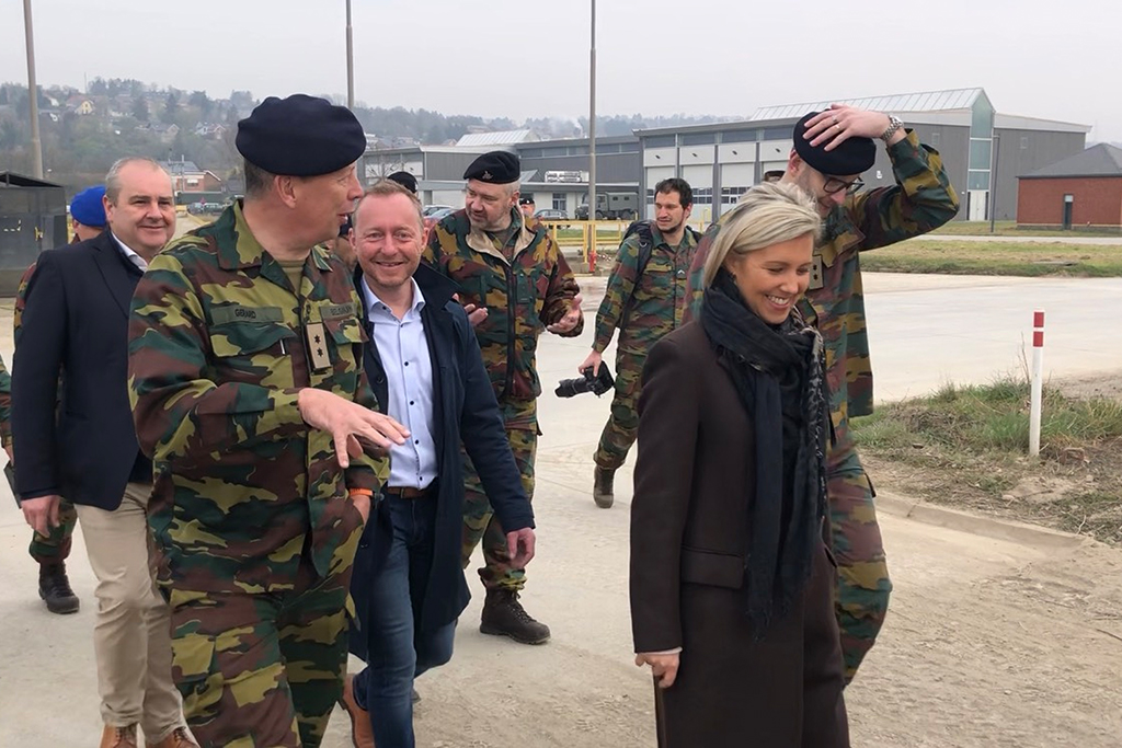 Verteidigungsministerin Dedonder zu Besuch im Militärlager Adjudant Brasseur in Amay (Bild: Maxime Gilles/Belga)