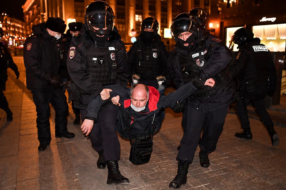 Festnahmen bei einer Demonstration in Moskau gegen Russlands Einmarsch in die Ukraine, Foto vom 3. März (Bild: AFP)