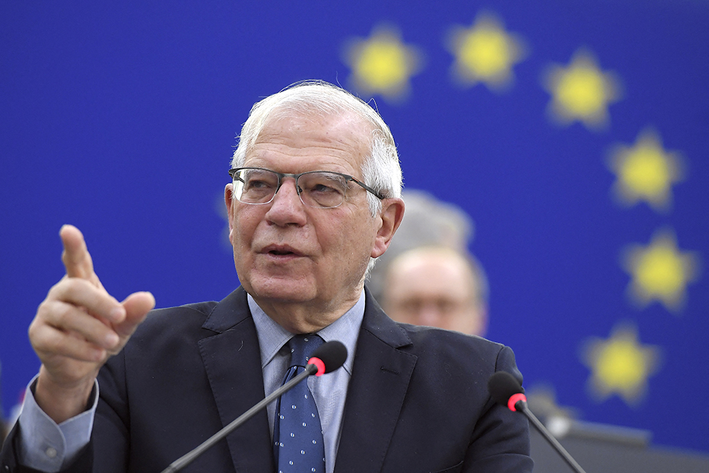 Der EU-Außenbeauftragte Josep Borrell stellt im Europaparlament in Straßburg die Pläne zur Bestrafung von Desinformation vor (Bild: Frederick Florin/AFP)