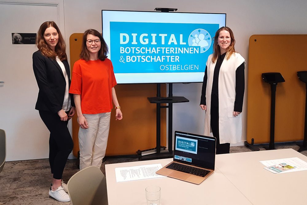 (v.l.n.r.) Projektkoordinatorin Anne Sophie Haveneth, Eliane Richter, Leiterin des Medienzentrums, und Ministerin Isabelle Weykmans (Bild: Chantal Delhez/BRF)