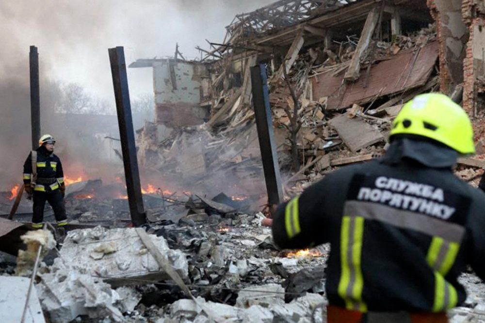 Aufnahmen nach einem Luftangriff auf die Stadt Dnipro am 11. März (Bild: Handout/State Emergency Service of Ukraine/AFP)