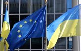 Flaggen der EU und der Ukraine vor dem Europaparlament in Brüssel