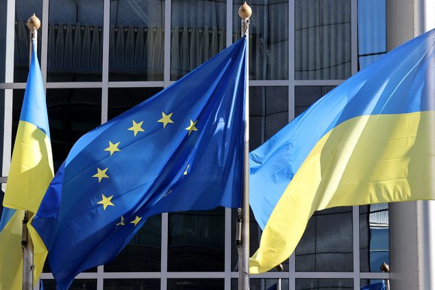 Flaggen der EU und der Ukraine vor dem Europaparlament in Brüssel (Bild: François Walschaerts/AFP)