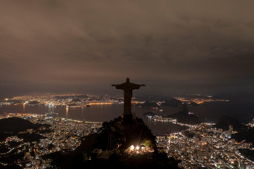 Auch die weltberühmte Statue Cristo Redentor („Christus, der Erlöser“) in Rio de Janeiro blieb bei der Earth Hour im Dunkeln (Bild: Mauro Pimentel/AFP)