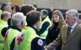 König Philippe und Kronprinzessin Elisabeth sprechen mit den Rettungskräften (Bild: Nicolas Maeterlinck/Belga)