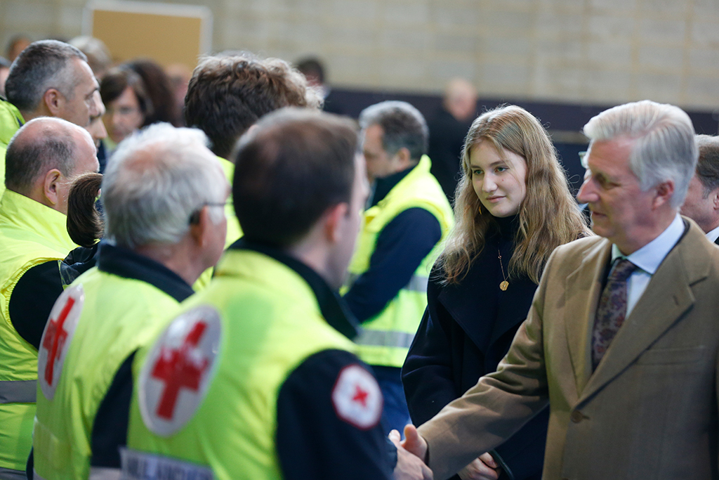 König Philippe und Kronprinzessin Elisabeth sprechen mit den Rettungskräften (Bild: Nicolas Maeterlinck/Belga)