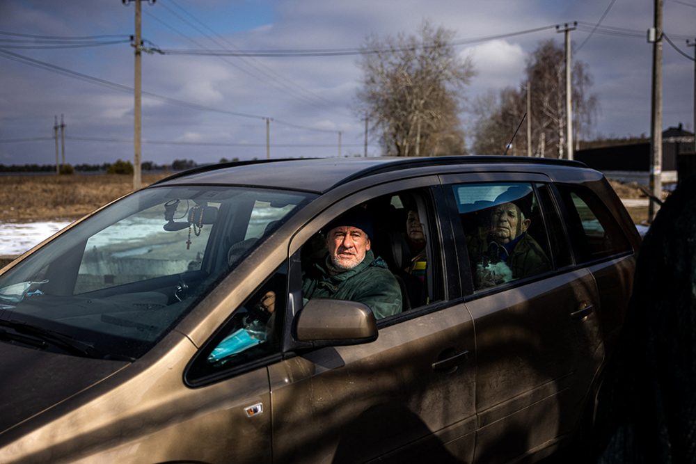 Menschen aus dem Dorf Velyka Dymerka, nahe der ukrainischen Hauptstadt Kiew, flüchten mit dem Auto (Bild: Dimitar Dilkoff/AFP)