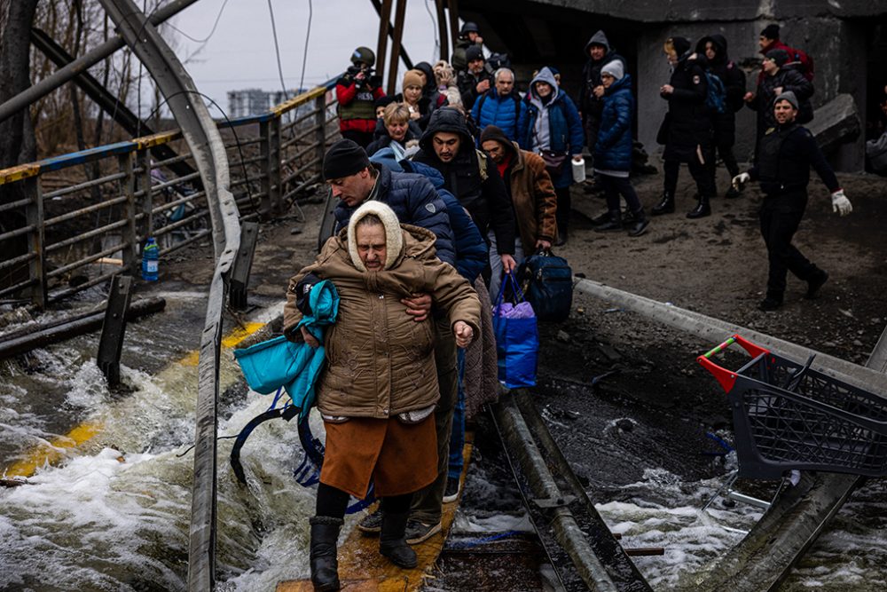 Tausende Menschen warten in der ukrainischen Stadt Mariupol darauf, in Sicherheit gebracht zu werden (Bild: Dimitar Dilkoff/AFP)