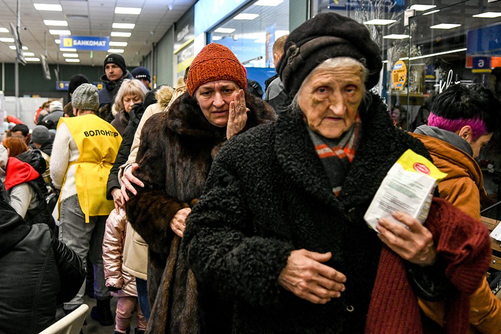 Ukrainische Flüchtlinge, die es aus der belagerten Stadt Mariupol hinausgeschafft haben, bei ihrer Ankunft im Bahnhof von Saporischschja (Bild: Dmytro Smolienko/Ukrinform/AFP)