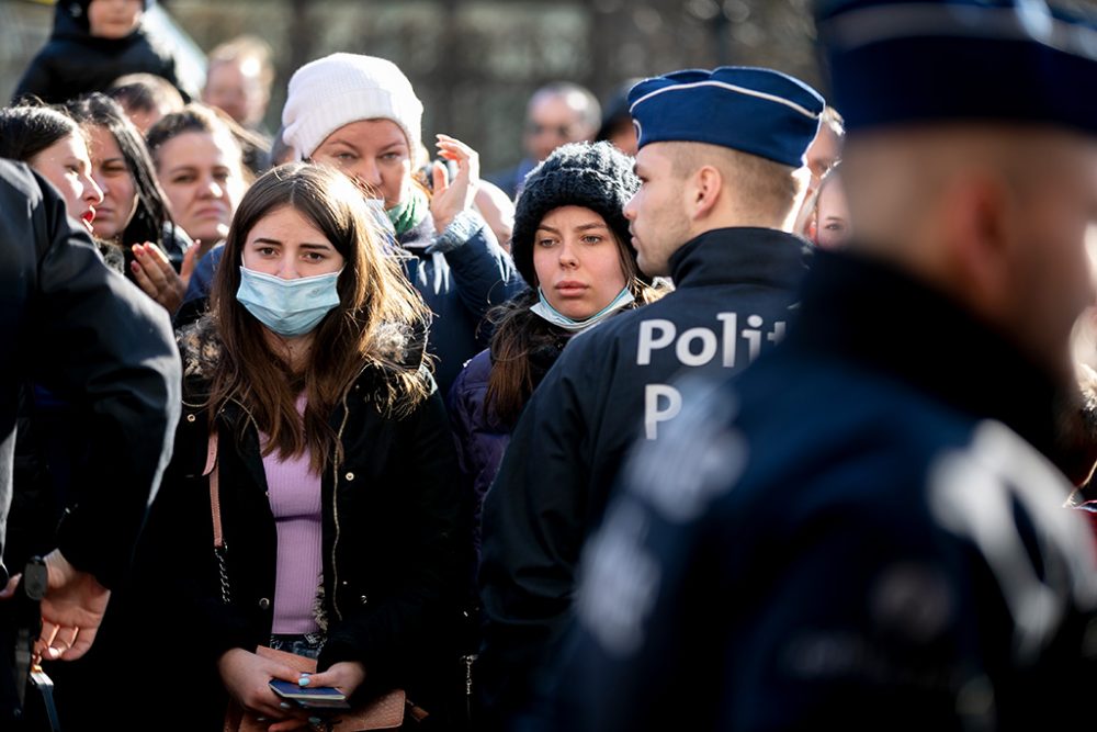 Vor dem ehemaligen Bordet-Krankenhaus in Brüssel bildeten sich am Dienstag lange Warteschlangen (Bild: Hatim Kaghat/Belga)