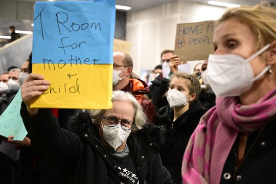 In vielen Ländern erfahren ukrainische Flüchtlinge eine Welle der Hilfsbereitschaft, so wie hier in Berlin (Bild: Tobias Schwarz/AFP)