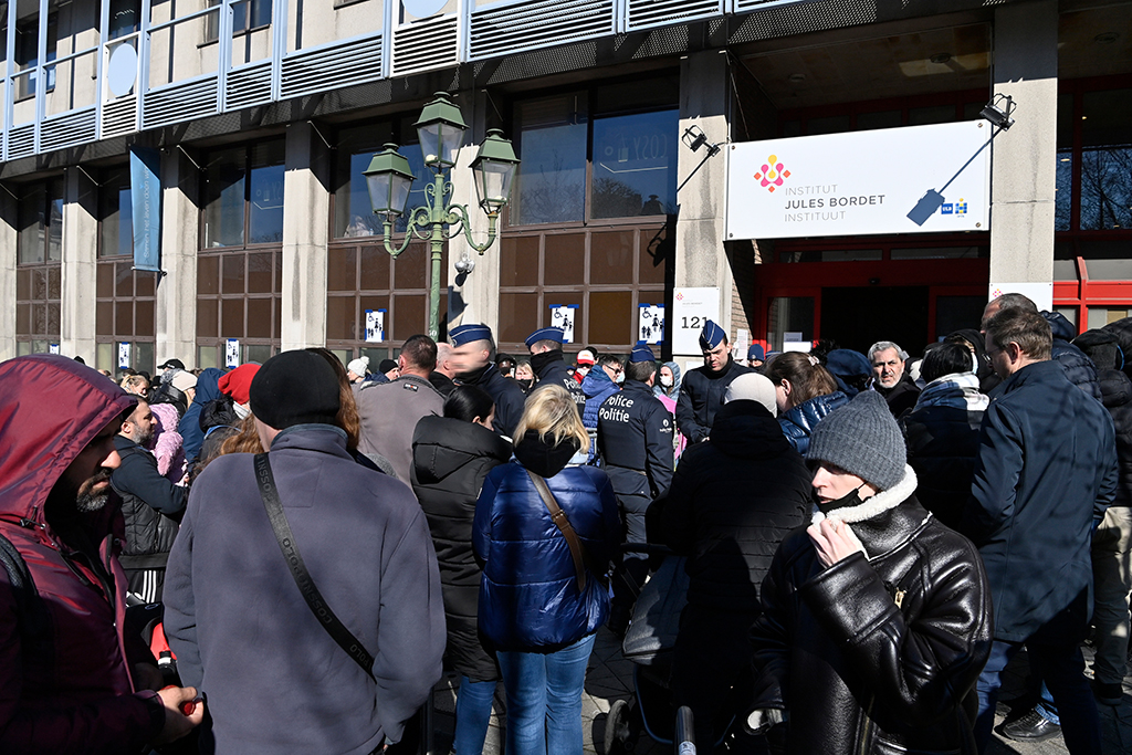 Großer Andrang ukrainischer Flüchtlinge vor dem Empfangszentrum in Brüssel (Bild: Eric Lalmand/Belga)
