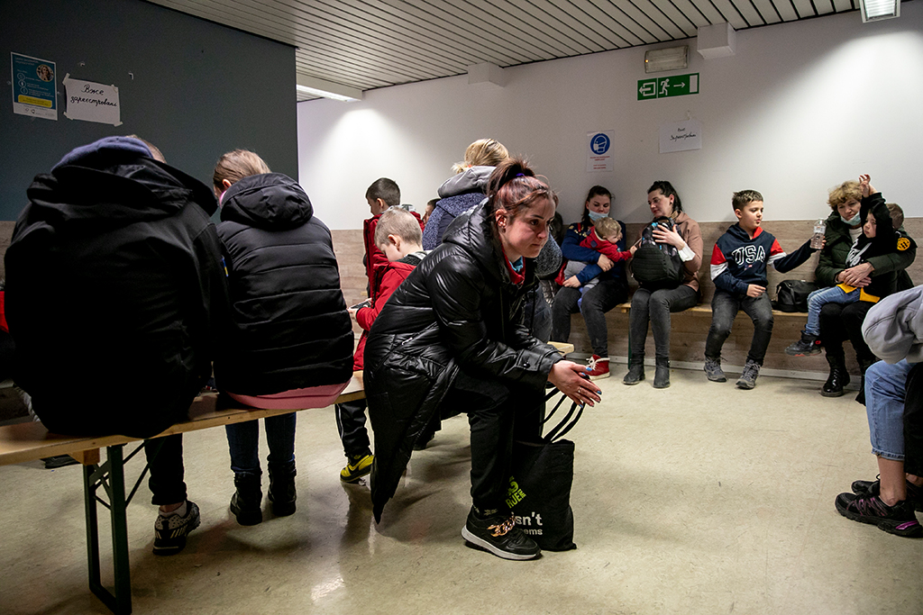 Ukrainische Flüchtlinge warten im ehemaligen Bordet-Krankenhaus in Brüssel auf ihre Registrierung (Bild: Hatim Kaghat/Belga)