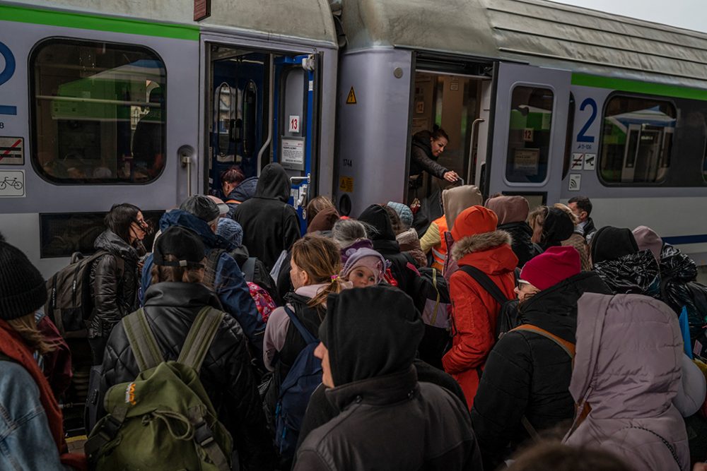 Ukrainische Flüchtlinge steigen in einen Zug nach Warschau (Bild: Angelos Tzortzinis/AFP)