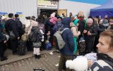 Ukrainische Flüchtlinge vor einem Verteilungszentrum im polnischen Korczowa (Bild: Janek Skarzynski/AFP)