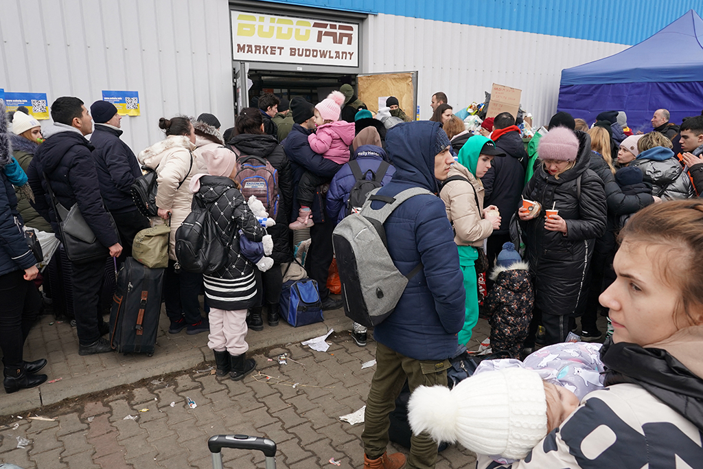Ukrainische Flüchtlinge vor einem Verteilungszentrum im polnischen Korczowa (Bild: Janek Skarzynski/AFP)