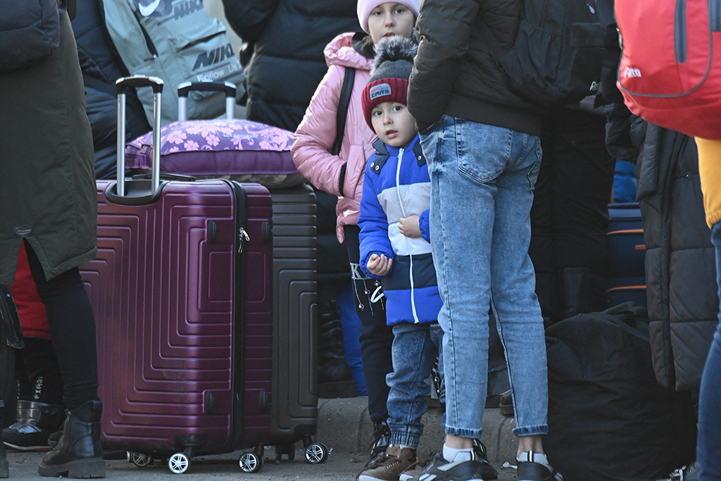 Flüchtlinge an der ungarisch-ukrainischen Grenze (Bild: Attila Kisbenedek/AFP)