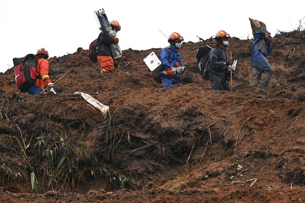 Bergungsarbeiten an der Absturzstelle von Flug MU5375 nahe Wuzhou in Südwest-China (Bild: Noel Celis/AFP)