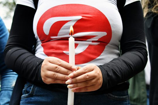 Fans der Foo Fighters trauern vor dem Hotel, in dem der Schlagzeuger Taylor Hawkins tot aufgefunden wurde (Bild: Daniel Munoz/AFP)