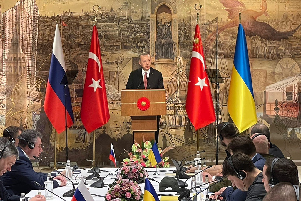 Der türkische Präsident Erdogan begrüßt die ukrainische und die russische Delegation zu der neuen Friedensverhandlung (Bild: AFP Photo/Ukrainian Presidential Press Service)