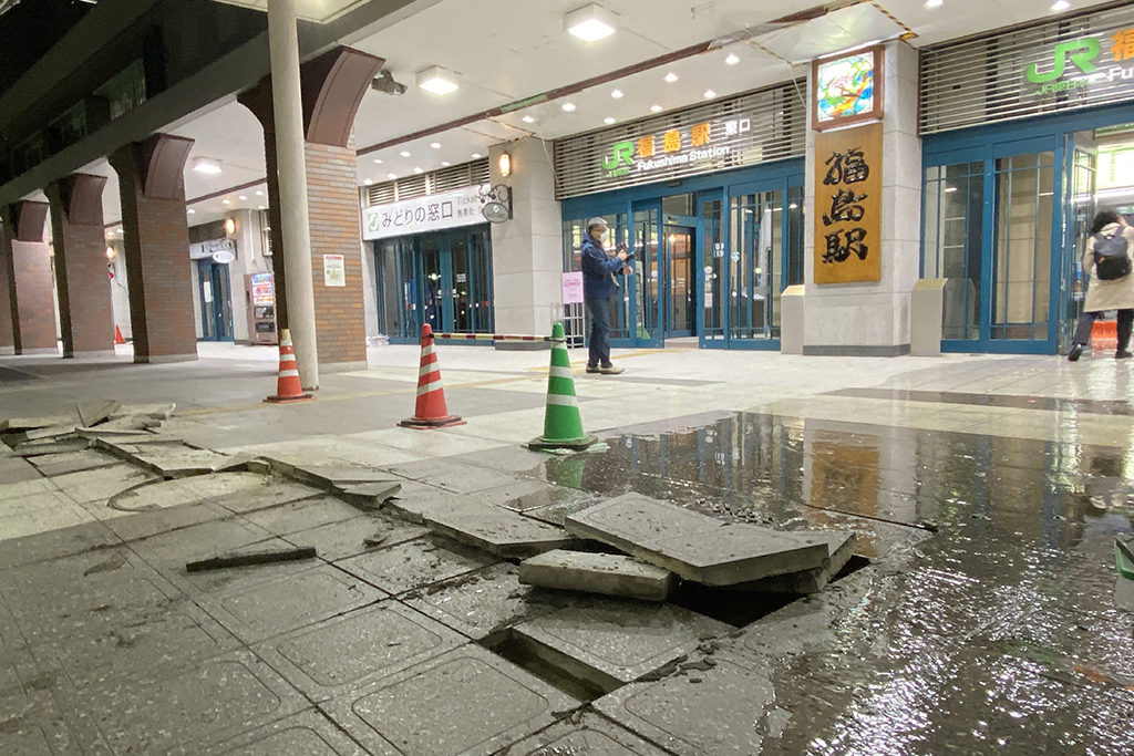 Schäden vor dem Bahnhof von Fukushima nach dem Erdbeben