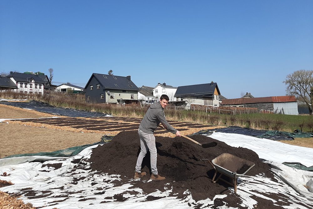 Christophe Voss packt an für seine Gemüsegärtnerei in Lascheid (Bild: Michaela Brück/BRF)