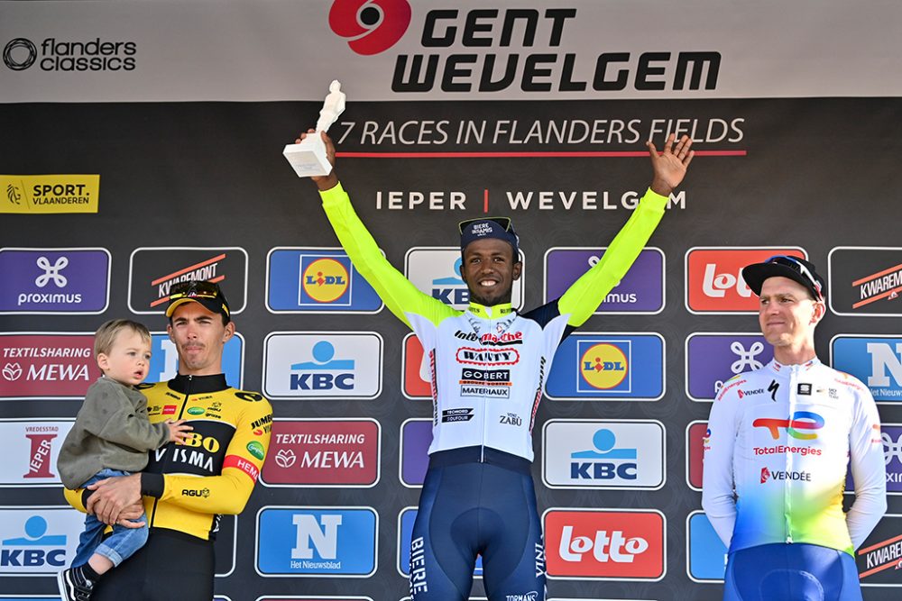 Der Franzose Christophe Laporte von Jumbo-Visma, der Eriträer Biniam Girmay Hailu von Intermarche Wanty-Gobert Materiaux und der Belgier Dries Van Gestel von Total Direct Energie auf dem Podium (Bild: Dirk Waem/Belga)