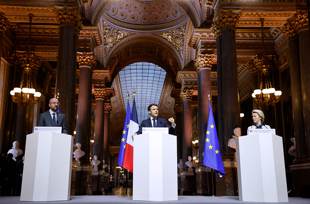 EU-Ratspräsident Charles Michel, Frankreichs Präsident Emmanuel Macron und EU-Kommissionspräsidentin Ursula von der Leyen nach dem Gipfeltreffen (Bild: Ludovic Marin/AFP)