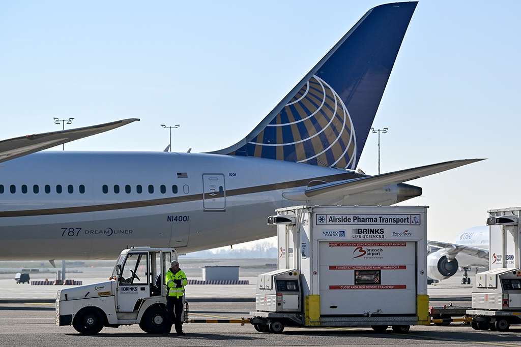 Impfstoff-Transport am Flughafen Brüssel