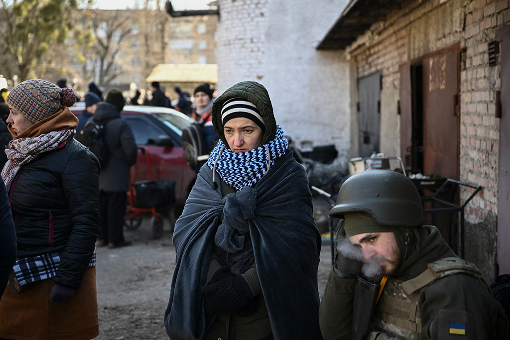 Flüchtlinge in Irpin im Norden von Kiew (Bild: Aris Messinis/AFP)