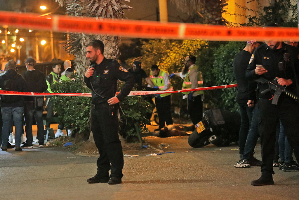 Israelische Polizisten am Tatort des neuerlichen Terroranschlags (Bild: Gil Cohen-Magen/AFP)