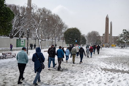 Schnee in Istanbul (Bild: Yasin Akgul/AFP)