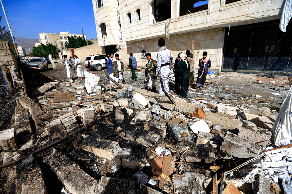 Zerstörte Häuser in den von den Huthi-Rebellen gehaltenen jemenitischen Hauptstadt Sanaa durch von der saudi-arabisch-geführten Militärkoalition ausgeführten Luftangriffen (Bild: Mohammed Huwais/AFP)