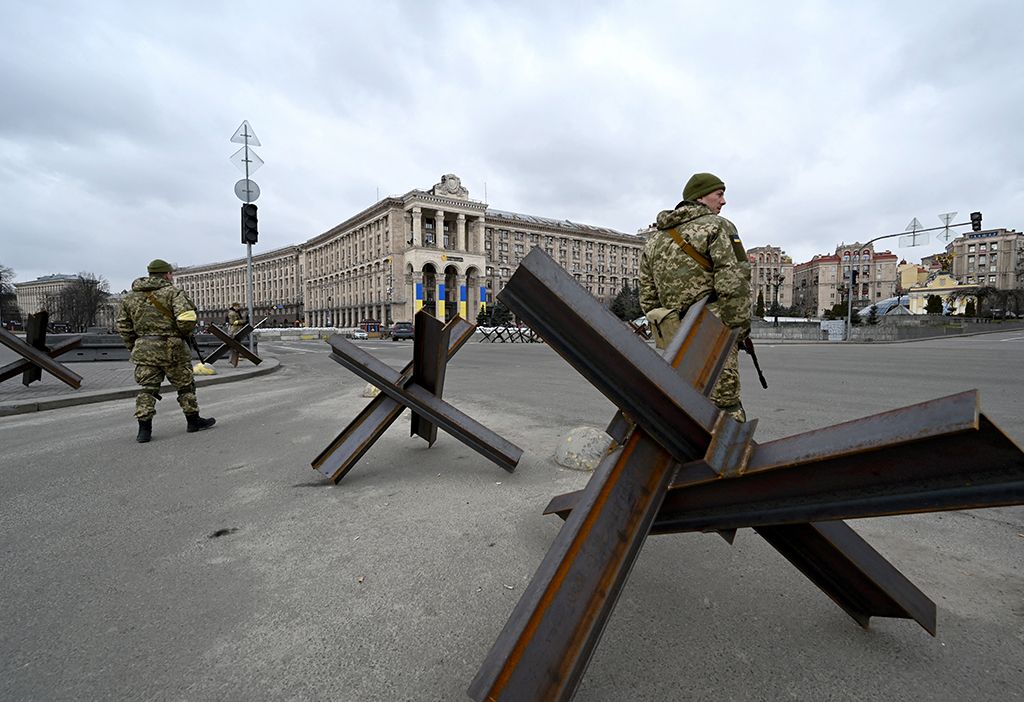 Ukrainische Soldaten in Kiew (Bild: Sergei Supinsky/AFP)