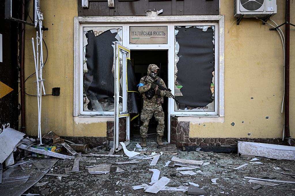 Ukrainischer Soldat am 12. März in Kiew (Bild: Aris Messinis/AFP)