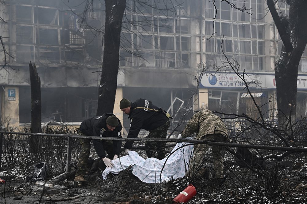 Rettungskräfte in Kiew am Dienstag (Bild: Aris Messinis/AFP)