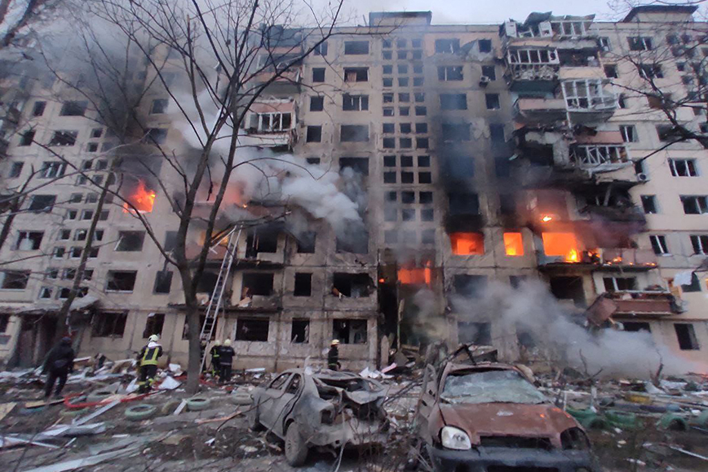 Obolon-Distrikt in Kiew am Montag (Bild: State Emergency Service of Ukraine/AFP)