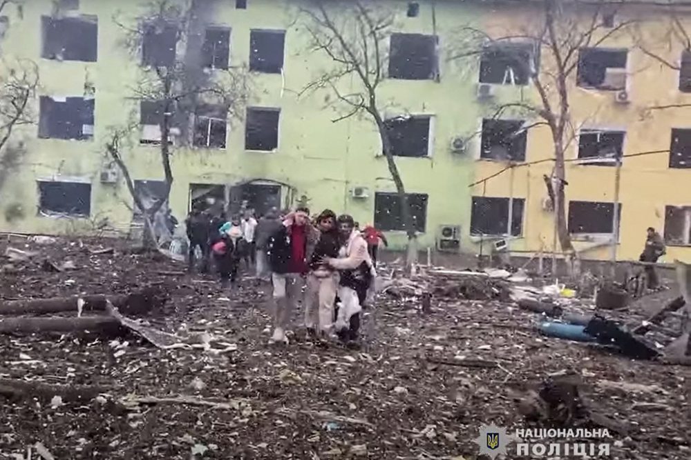 Der Screenshot der ukrainischen Nationalpolizei zeigt Patienten und Personal beim Verlassen der angegriffenen Kinderklinik in Mariupol (Bild: National Police of Ukraine/AFP)